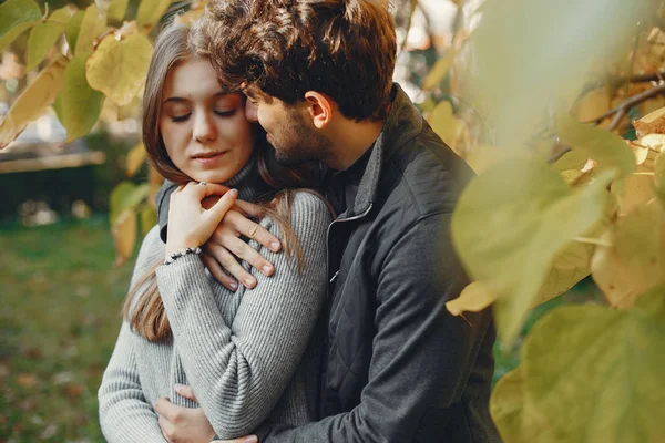 Hermosa pareja pasar tiempo en una ciudad de verano — Foto de Stock