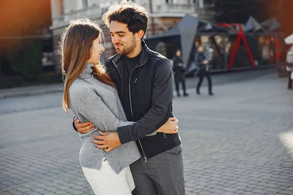 Bella coppia trascorrere del tempo in una città estiva — Foto Stock