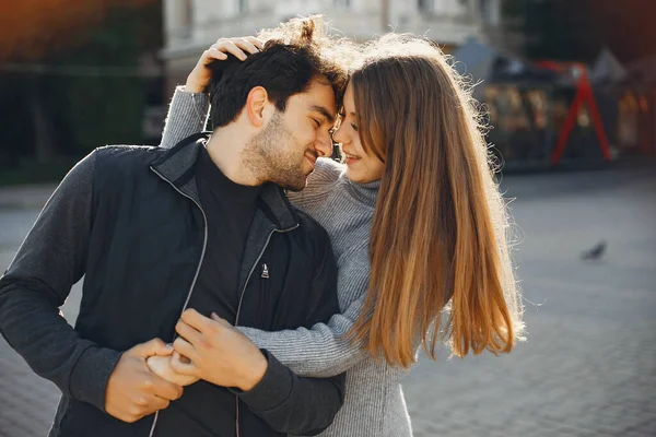 Beau couple passer du temps dans une ville d'été — Photo