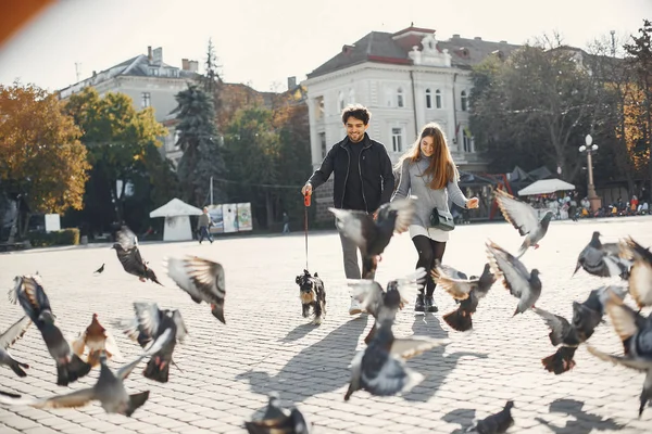 Güzel bir çift yaz şehrinde vakit geçirir. — Stok fotoğraf