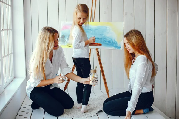 Piękna Mama i córka są rysunek — Zdjęcie stockowe