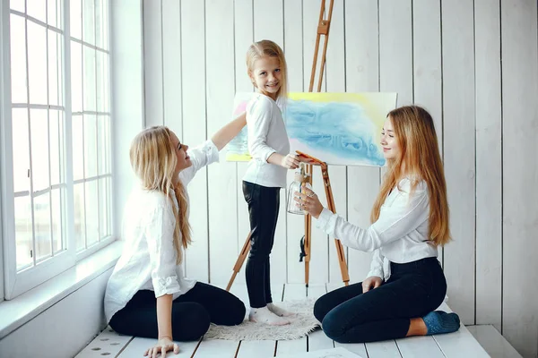 Piękna Mama i córka są rysunek — Zdjęcie stockowe