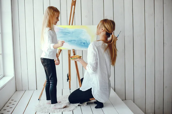 Beautiful mom and daughter are drawing — Stock Photo, Image