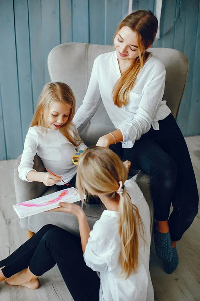 Schöne Mutter und Tochter zeichnen — Stockfoto