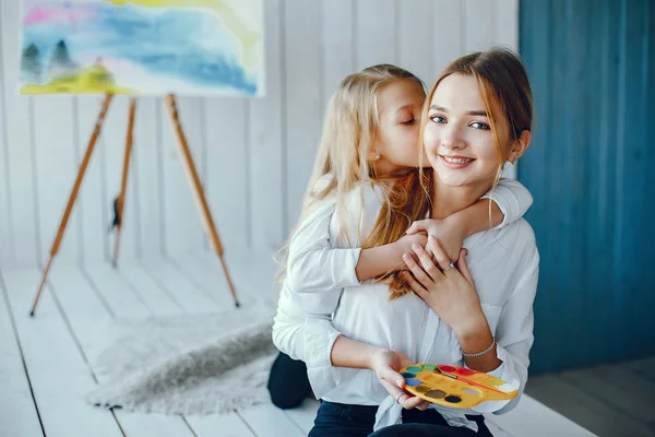 Schöne Mutter und Tochter zeichnen — Stockfoto