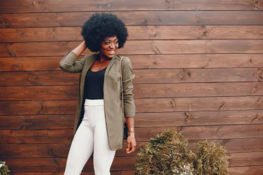 Bir yaz şehirde Afrikalı kız