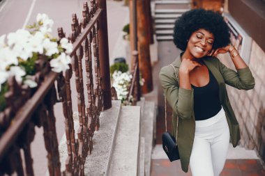 Bir yaz şehirde Afrikalı kız