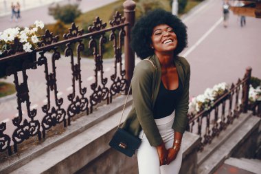 Bir yaz şehirde Afrikalı kız