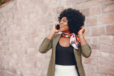 Bir yaz şehirde Afrikalı kız