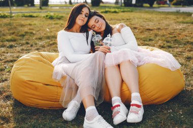 Yaz parkında iki güzel kız