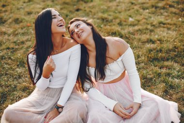 Yaz parkında iki güzel kız