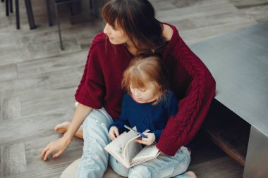 Anne ve kızı evde.