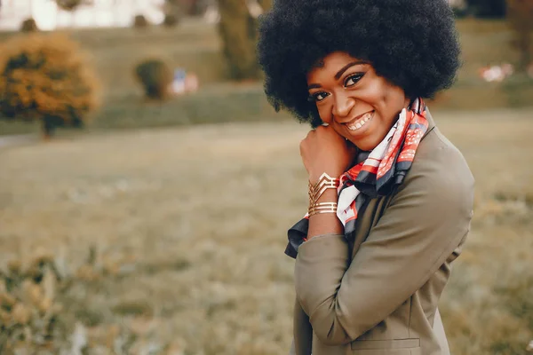 Chica africana en una ciudad de verano — Foto de Stock