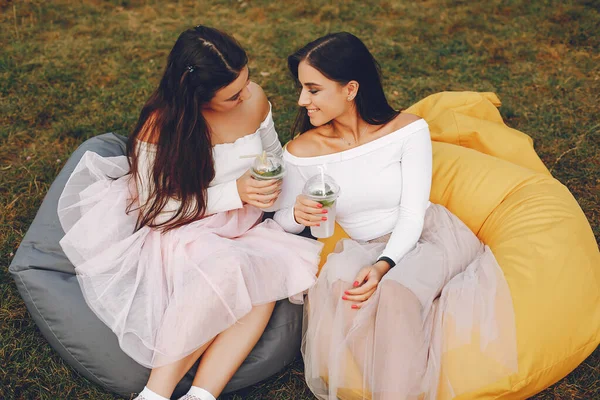 Duas meninas bonitas em um parque de verão — Fotografia de Stock