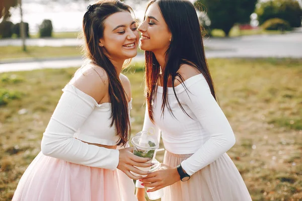 Duas meninas bonitas em um parque de verão — Fotografia de Stock