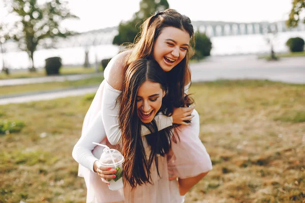 Duas meninas bonitas em um parque de verão — Fotografia de Stock