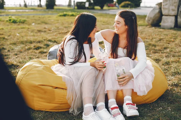 Dos chicas guapas en un parque de verano —  Fotos de Stock