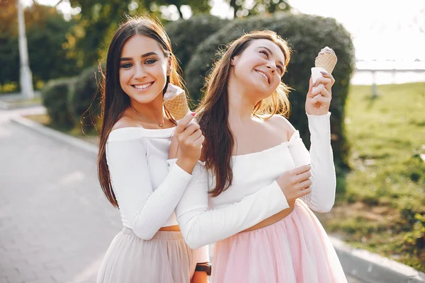 Duas meninas bonitas em um parque de verão — Fotografia de Stock