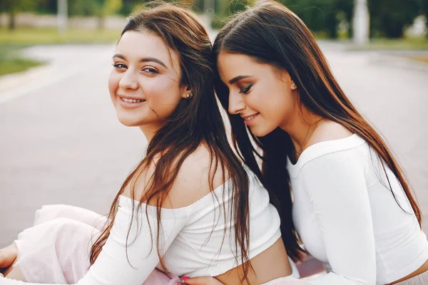 Две симпатичные девушки в летнем парке — стоковое фото