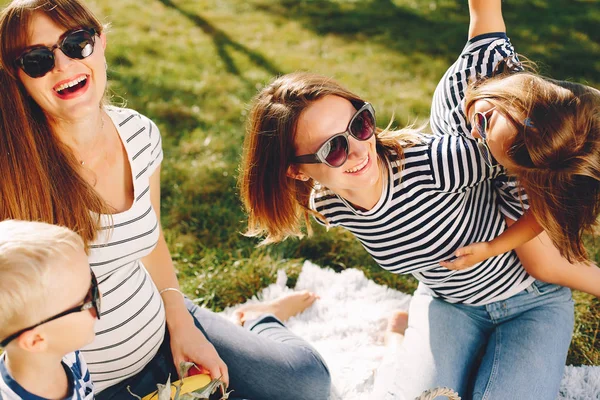 Madri con bambini che giocano in un parco estivo — Foto Stock