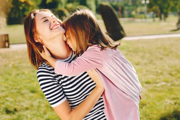Mother with daughter playing in a summer park — Stock Photo, Image