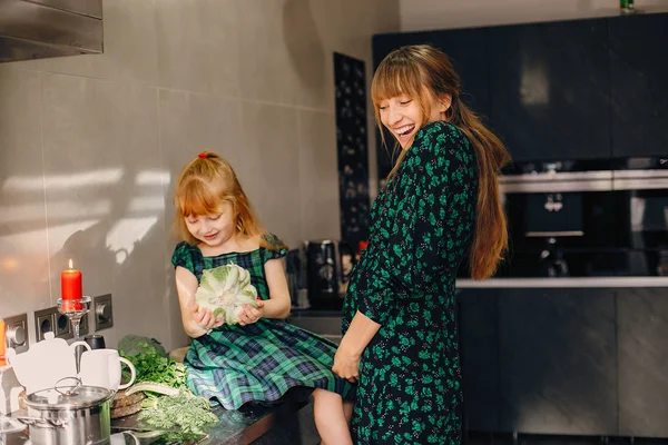 Família em uma cozinha — Fotografia de Stock