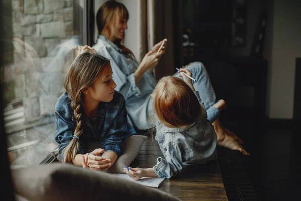 Mother with daughters at home — Stock Photo, Image