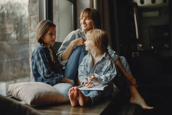 Moeder met dochters thuis — Stockfoto