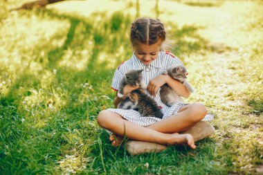 kedi ile güzel kız