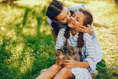 Kediler iki güzel kızla