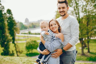 bir parkta güzel ailesi