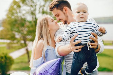 bir parkta güzel ailesi