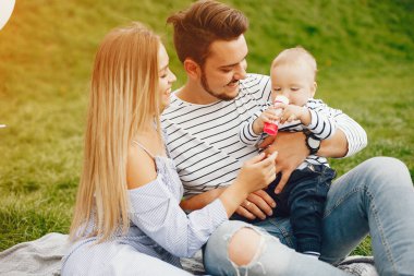 bir parkta güzel ailesi