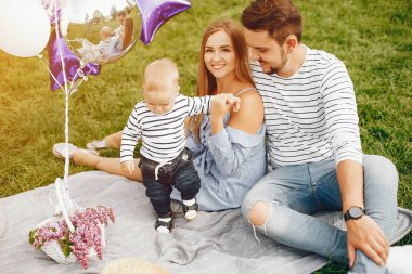 bir parkta güzel ailesi