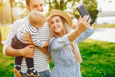 bir parkta güzel ailesi