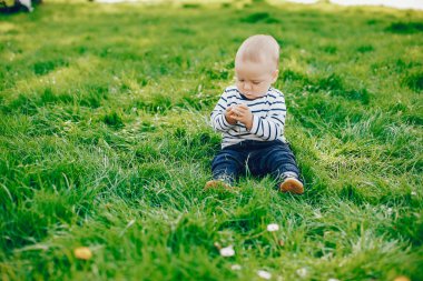 Parktaki küçük çocuk.