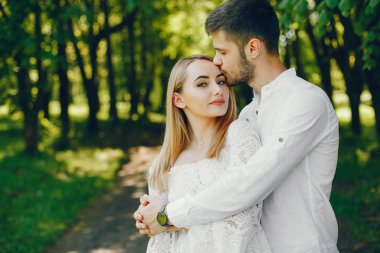 bir ormanda zarif çift