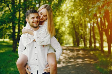 bir ormanda zarif çift