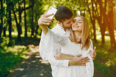 bir ormanda zarif çift