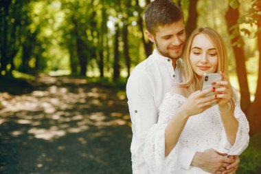 bir ormanda zarif çift