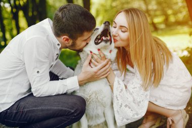 bir ormanda zarif çift