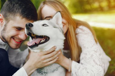 bir ormanda zarif çift