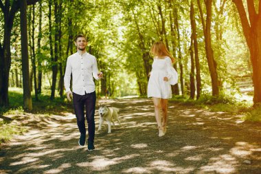 bir ormanda zarif çift