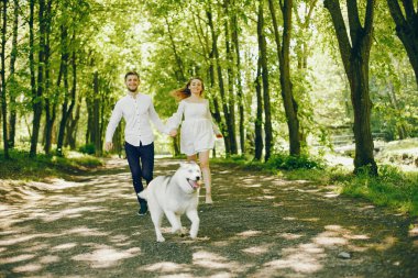 bir ormanda zarif çift