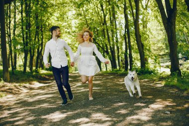 bir ormanda zarif çift