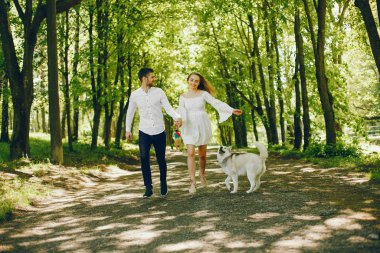 bir ormanda zarif çift