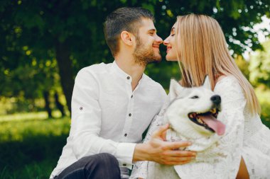 bir ormanda zarif çift