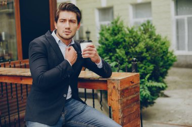 Bir yaz şehirde yakışıklı businesman