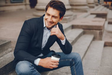 Bir yaz şehirde yakışıklı businesman