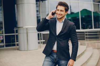 Bir yaz şehirde yakışıklı businesman